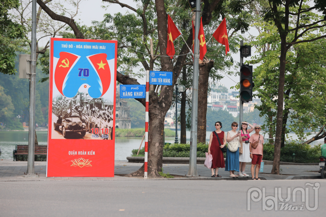 Tấm pano cỡ lớn đặt tại khu vực phố đi bộ Hồ Hoàn Kiếm, tiếp giáp giữa phố Hàng Khay và Đinh Tiên Hoàng.