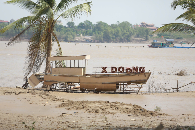 Khu tổ hợp rộng lớn, rực rỡ ngày nào bỗng trở nên tan hoang, xơ xác, nhiều đồ vật, cảnh quan hư hỏng hoàn toàn.