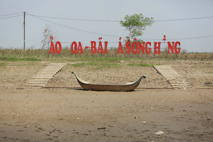 Bãi đá sông Hồng (ngõ 264 Âu Cơ, quận Tây Hồ, Hà Nội) là điểm vui chơi, check-in lý tưởng với hàng trăm loài hoa khoe sắc rực rỡ, thu hút giới trẻ và các gia đình tới tham quan vào các dịp lễ, tết và cuối tuần. 