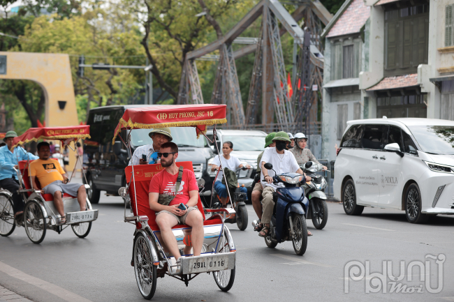 Du khách nước ngoài ngỡ ngàng khi đi dạo trên phố dịp này