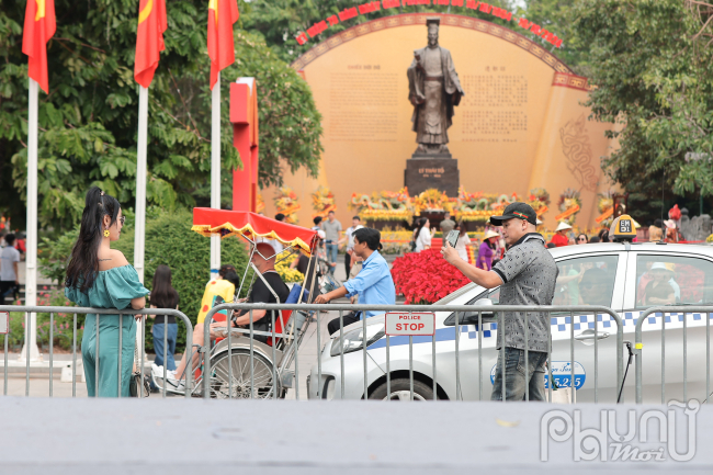 Cả Thành phố đang tưng bừng các hoạt động chào mừng kỷ niệm 70 năm Ngày Giải phóng Thủ đô (10/10/1954 - 10/10/2024), khiến nười dân cảm thấy vô cùng thích thú.