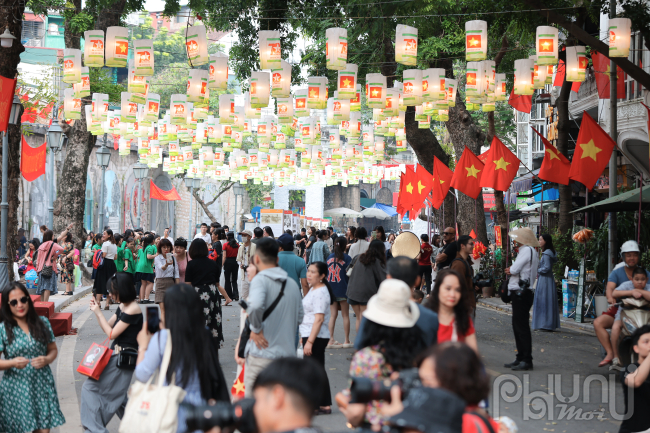 Nhiều người dân tìm đến phố bích hoạ Phùng Hưng để lưu lại những bức ảnh kỷ niệm nhân dịp kỷ niệm 70 năm ngày Giải phóng Thủ đô (10/10/1954 - 10/10/2024).