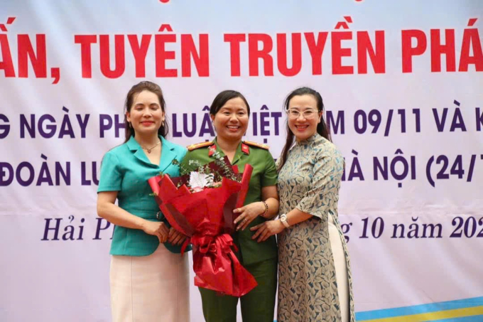 Văn phòng luật sư Bùi Đình Ứng, Đoàn luật sư thành phố Hà Nội, Trường đại học Ngoại Thương và Trung tâm tư vấn pháp luật Học viện phụ nữ Việt Nam tặng hoa và quà động viên cán bộ trại giam. Đoàn công tác cũng có những món quà động viên phạm nhân nữ nhân dịp 20/10.