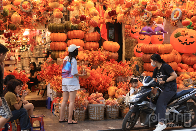 Các mặt hàng đồ trang trí truyền thống của ngày lễ Halloween như bí ngô, áo choàng, mặt nạ... được bày bán la liệt.