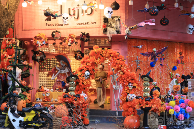 Cận lễ hội Halloween, phố Hàng Mã đã khoác lên mình diện mạo mới với nhiều đồ chơi màu sắc, độc đáo và kinh dị đón du khách đến trải nghiệm và mua sắm.