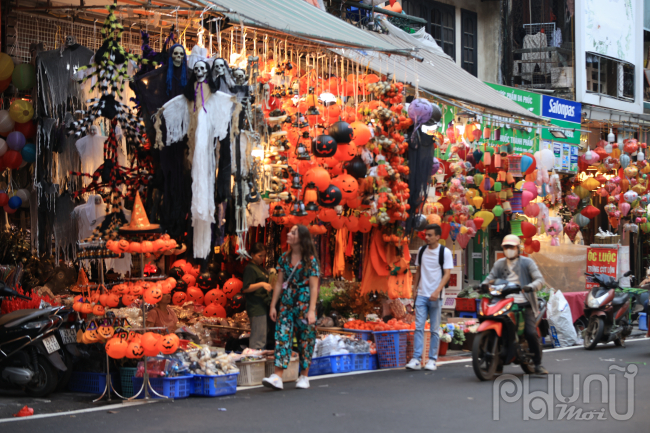 Đồ trang trí Halloween kinh dị bày bán khắp phố Hàng Mã