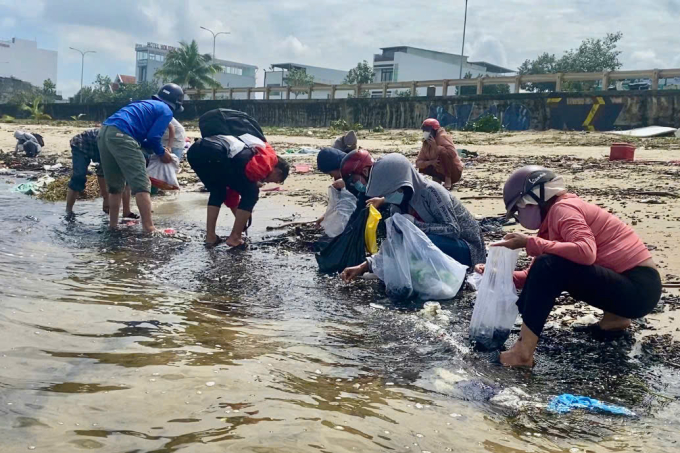 Người dân phát hiện đổ xô ra bờ sông nhặt vẹm