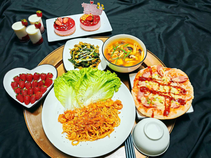 Mỳ Spaghetti tôm, pizza xúc xích, ốc móng tay xào lá lốt, canh nấm Thái chua ngọt. Tráng miệng gồm sữa dâu tây lắc, bánh mousse dâu tây