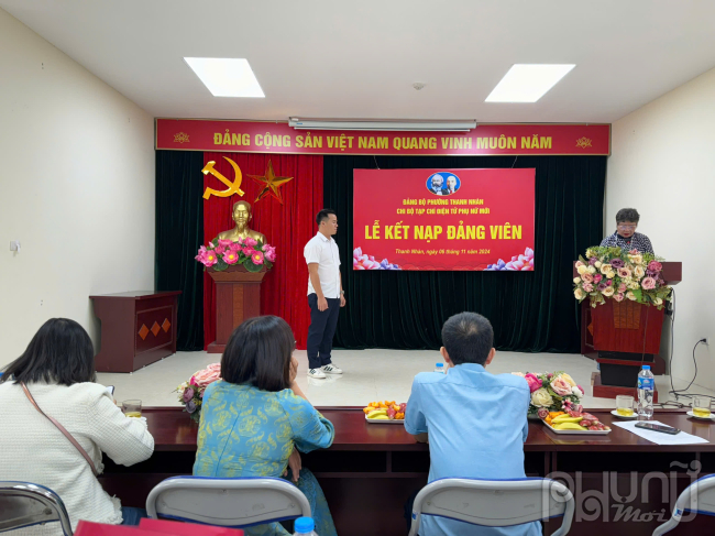 Đồng chí Phạm Thanh Hà - Bí thư chi bộ tạp chí điện tử Phụ nữ Mới  phân công nhiệm vụ cho đảng viên mới