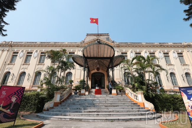 Công trình này cùng Văn phòng Phủ Thống sứ (nay là trụ sở Bộ Lao động Thương binh và Xã hội), khách sạn Metropole và vườn Diên Hồng (vườn hoa con cóc) tạo thành quần thể có giá trị về cả kiến trúc, lịch sử, văn hóa lẫn cảnh quan 