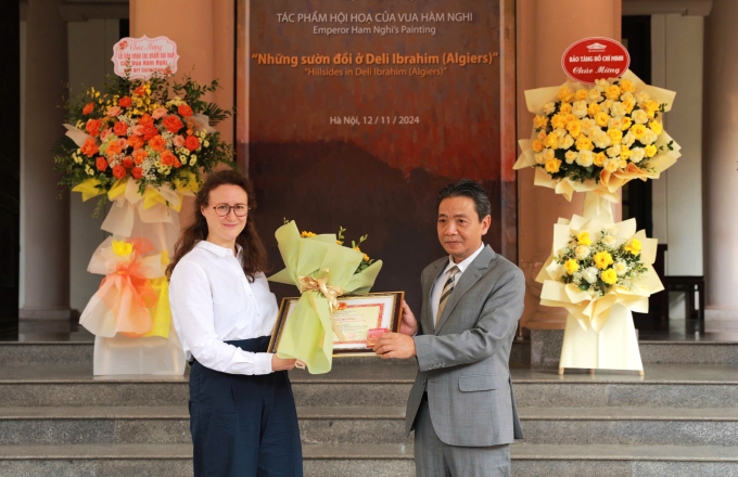 Ông Hoàng Đạo Cương - Thứ trưởng Bộ VHTTDL Việt Nam tặng hoa và trao tặng Kỷ niệm chương “Vì sự nghiệp Văn hóa, Thể thao và Du lịch” cho nữ TS. Amandine Dabat. 