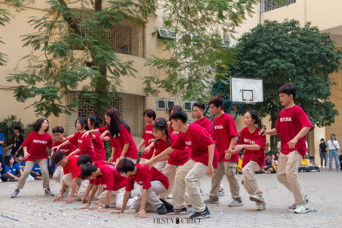 Học sinh THPT Chuyên Sư phạm đắm chìm cùng giai điệu sôi động trong ngày hội Flashmob Day