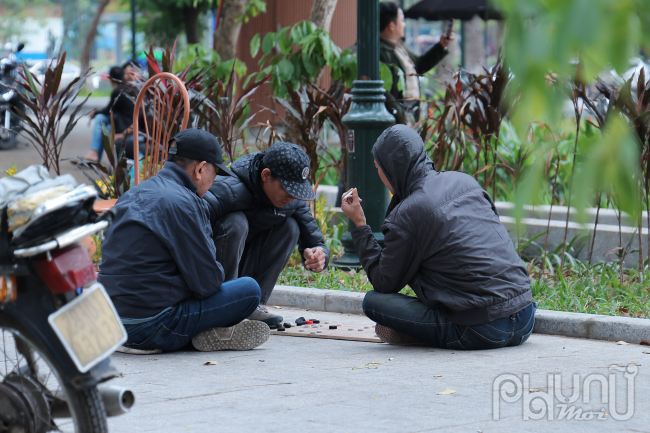 Mặc dù trời lạnh, nhưng nhiều người dân Hà Nội vẫn duy trì thói quen tập thể dục buổi sáng, chơi cờ , ngối ngắm phố. Họ thường chọn những công viên, hồ Hoàn Kiếm để rèn luyện sức khỏe.