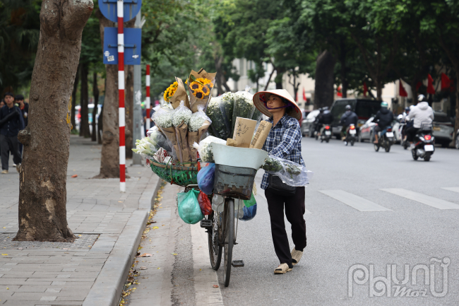 Người lao động tự do trùm kín, chật vật mưu sinh dưới cái lạnh đầu mùa