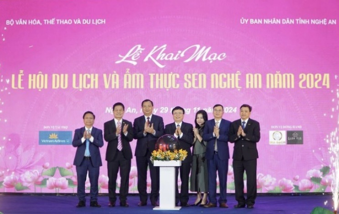 Các đại biểu ấn nút khai mạc lễ hội du lịch và ẩm thực Sen năm 2024