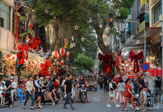 Mùa Noel về, Hà Nội lại khoác lên mình tấm áo mới lung linh. Và nơi rực rỡ nhất, nhộn nhịp nhất,  là phố Hàng Mã - thiên đường của những món đồ trang trí lễ hội.