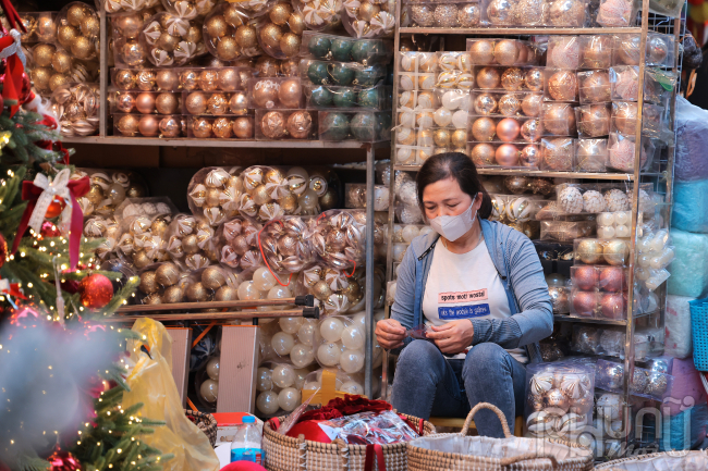 Mặc dù không khí Noel đã tràn ngập phố Hàng Mã, nhưng nhiều tiểu thương vẫn bày tỏ sự lo lắng khi lượng khách mua sắm chưa đông đúc như kỳ vọng.