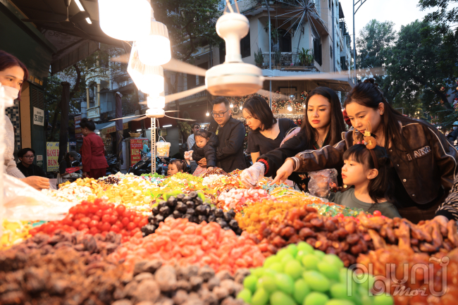 Món mứt hoa quả nhiều sắc màu hương vị cay nóng hợp với thời tiết mùa này.