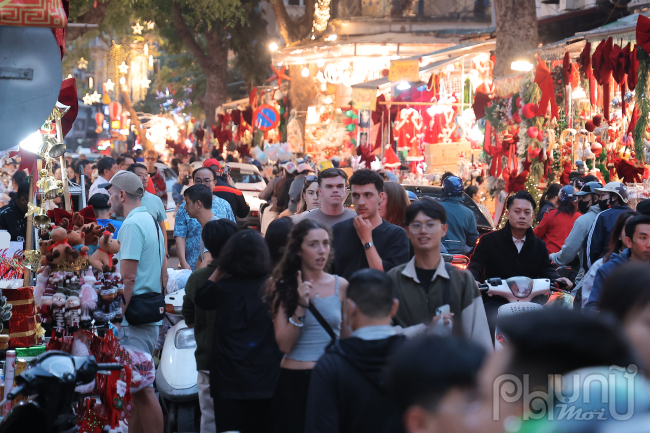 Những ngày này, con phố nhỏ bé như bừng sáng với hàng ngàn ánh đèn, hàng vạn món đồ trang trí đủ màu sắc, biến nơi đây thành một xứ sở thần tiên thu nhỏ, thu hút biết bao người dân và du khách đến tham quan, mua sắm.