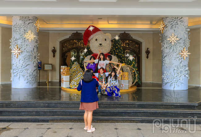 Tràng Tiền Plaza luôn là một điểm đến không thể bỏ qua vào mỗi dịp Noel. Với cây thông Noel khổng lồ được trang trí lộng lẫy, cùng hệ thống đèn LED lung linh, nơi đây như một xứ sở thần tiên thu nhỏ. Bạn có thể tha hồ tạo dáng bên cây thông, khám phá những góc chụp ảnh độc đáo tại các khu vực trang trí.