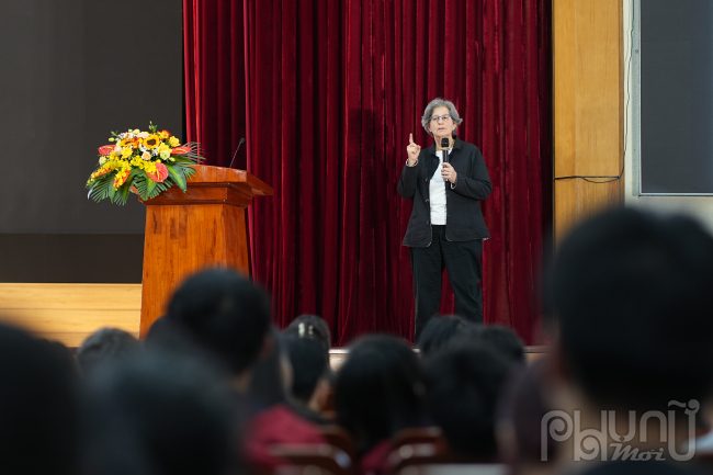 GS. Susan Solomon đã chia sẻ về những nghiên cứu quan trọng liên quan đến sự suy giảm tầng ozon và tác động của các hợp chất chứa clo