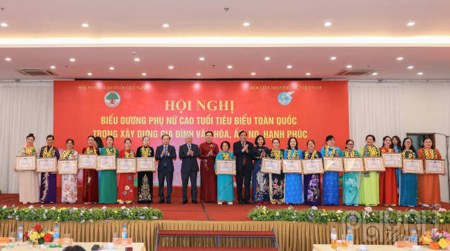 Hội nghị cũng là dịp biểu dương, tôn vinh, khích lệ phụ nữ cao tuổi tích cực thực hiện Cuộc vận động “Xây dựng Gia đình 5 không, 3 sạch” và phong trào thi đua “Tuổi cao - Gương sáng” trong các lĩnh vực của đời sống xã hội, khơi dậy niềm tự hào, lan tỏa về truyền thống tốt đẹp của phụ nữ Việt Nam. Tạo sự chuyển biến về nhận thức, hành động và nâng cao vai trò, trách nhiệm của mỗi cá nhân, các cấp Hội và toàn xã hội về bảo vệ, chăm sóc và phát huy vai trò người cao tuổi trong tình hình mới.