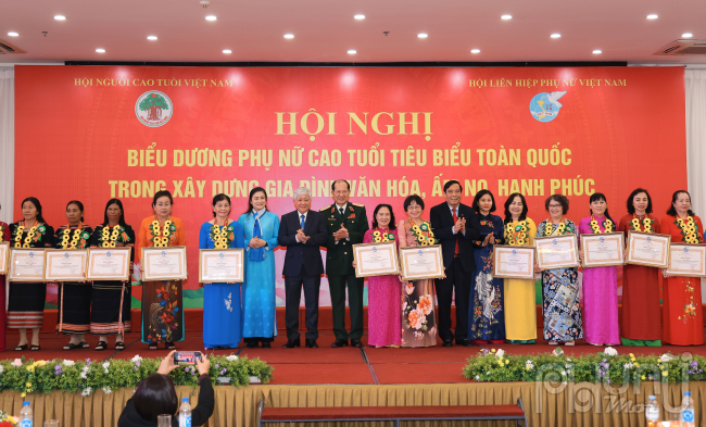 Hội nghị của đã biểu dương, tôn vinh 291 đại biểu phụ nữ cao tuổi tiêu biểu trong xây dựng gia đình văn hóa, ấm no, hạnh phúc. Các bà, các chị là những bông hoa tươi thắm, rực rỡ với những cống hiến không mệt mỏi vì sứ mệnh “đoàn kết, tập hợp các tầng lớp phụ nữ Việt Nam vì hạnh phúc của phụ nữ và sự thịnh vượng của đất nước”.