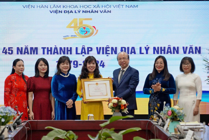 TS. Phan Chí Hiếu, Chủ tịch Viện Hàn lâm Khoa học Xã hội Việt Nam trao tặng Bằng khen cho Viện Địa lý nhân văn - Ảnh: VGP/Hoàng Giang