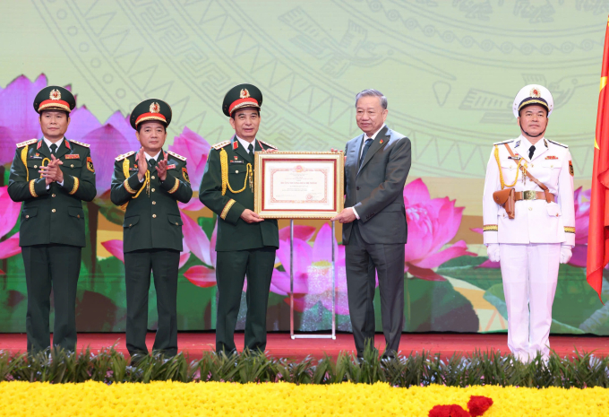 Thay mặt lãnh đạo Đảng, Nhà nước, Tổng Bí thư Tô Lâm trao Huân chương Hồ Chí Minh tặng Quân đội Nhân dân Việt Nam - Ảnh: VGP/Nhật Bắc