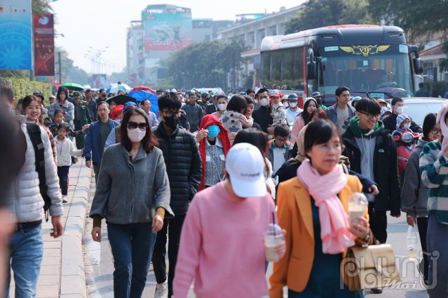  Hàng nghìn người chen chân tham quan triển lãm Quốc phòng