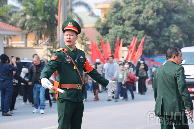 Lực lượng kiểm soát quân sự phân làn cho người dân