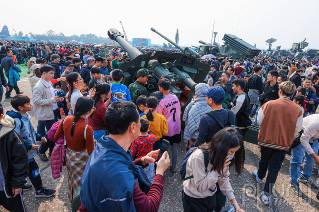 Triển lãm Quốc phòng Quốc tế 2024 đã thực sự trở thành tâm điểm chú ý của đông đảo người dân khi hàng vạn lượt khách đổ về tham quan, khiến không gian triển lãm trở nên chật kín.