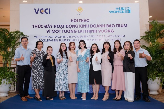 CEO Thủy Tiên (thứ sáu từ trái sang) cùng nhân sự IPPG và khách mời tại hội thảo. Ảnh: NVCC