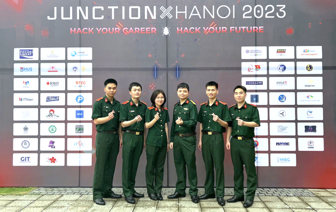 Thư cùng đồng đội tại cuộc thi JunctionX Hanoi Hackathon 2023. Ảnh: Nhân vật cung cấp