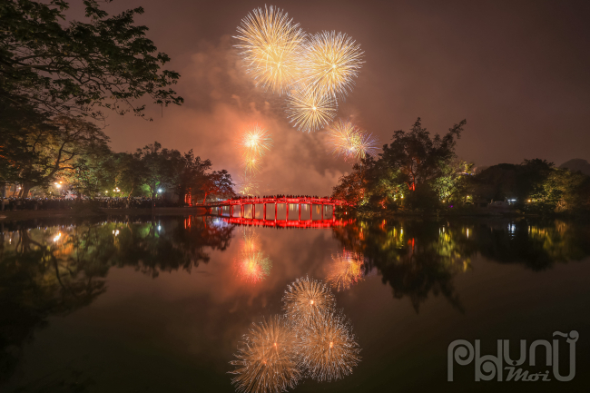 Những màn pháo hoa mãn nhãn người xem trên bầu trời Hà Nội