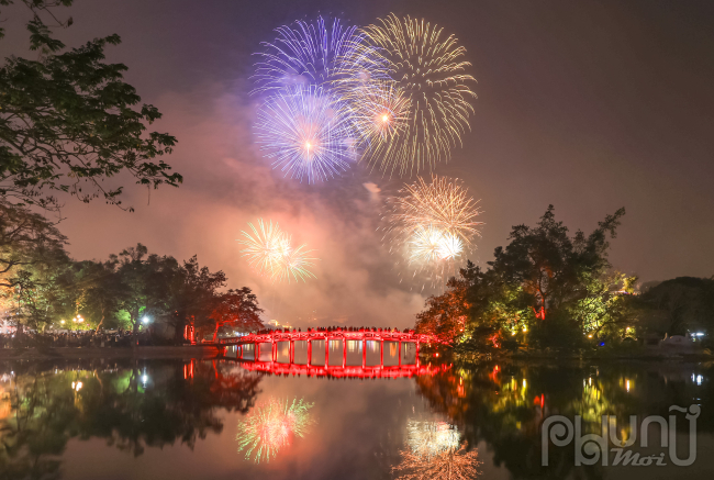 Pháo hoa tầm cao tại hồ Gươm bùng nổ, rực sáng bầu trời Thủ đô Hà Nội, chào năm mới