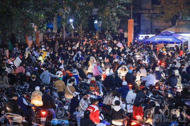 Sau màn pháo hoa mãn nhãn người dân khắp mọi nơi đổ dồn về nhà 