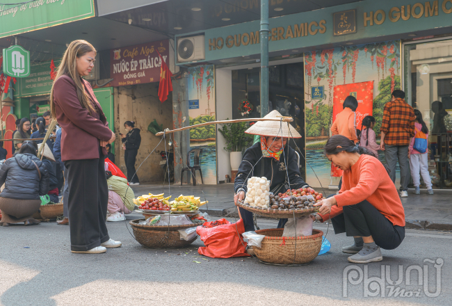 Những người bán hàng rong thân thiện và gần gũi với khách hàng. Họ biết cách trò chuyện, hỏi han và tạo cảm giác thoải mái cho người mua.