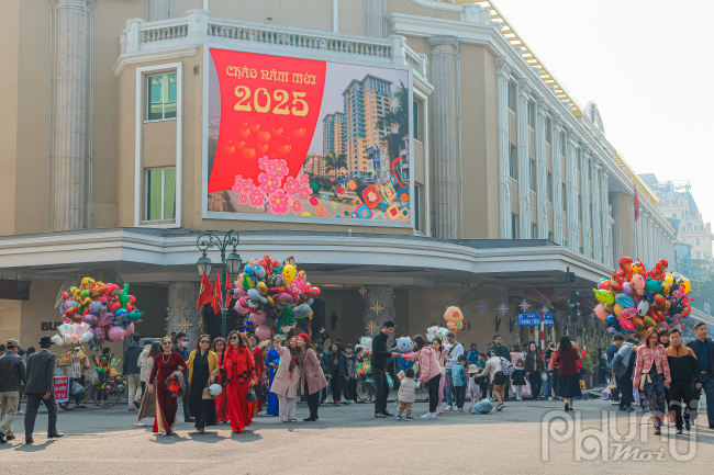 Hội chị em áo dài xuống phố dạo chơi