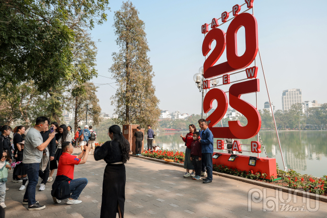 Người dân thích thú check-in với biểu tượng năm mới 2025 tại phố đi bộ Hồ Gươm