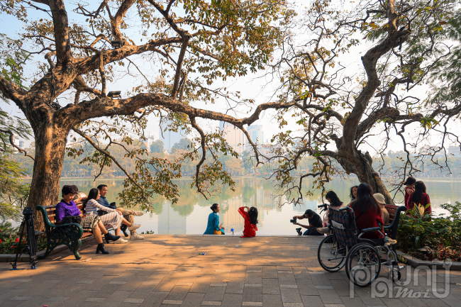 Thời tiết nắng ấm khung cảnh Hà Nội càng trở nên thơ mộng, yên bình đến nao lòng.