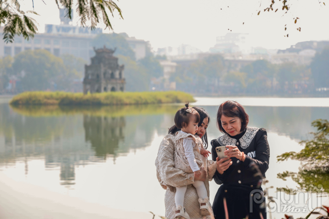 Người dân Hà Nội xuống phố dạo chơi chụp ảnh lưu lại những khoảnh khắc khắc đầu năm 2025