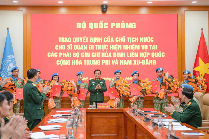 Thượng tướng Hoàng Xuân Chiến trao Quyết định của Chủ tịch nước cho các sĩ quan. Ảnh: Trần Nam