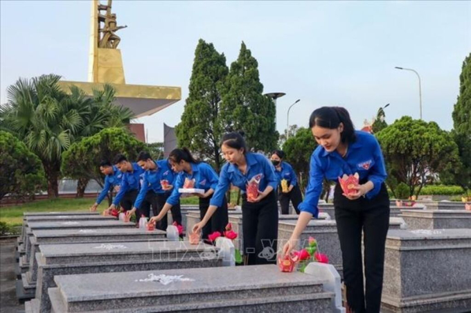   Thanh niên Đà Nẵng thắp hương tri ân các anh hùng Liệt sĩ tại Nghĩa trang liệt sĩ thành phố - xã Hoà Khương, huyện Hoà Vang, thành phố Đà Nẵng, ngày 26/7/2024. Ảnh: Văn Dũng-TTXVN  