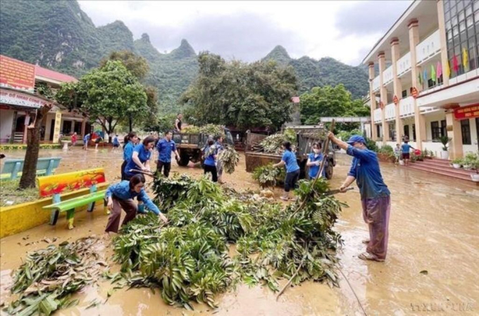   hanh niên tình nguyện hỗ trợ khắc phục hậu quả sau bão số 3 tại các điểm bị ảnh hưởng nặng trên các huyện, thành phố của tỉnh Lạng Sơn (9/2024). Ảnh: Anh Tuấn – TTXVN  