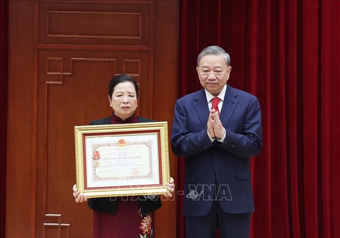 Tổng Bí thư Tô Lâm truy tặng Huân chương Hồ Chí Minh cho nguyên Uỷ viên Bộ Chính trị, nguyên Chủ tịch nước Trần Đại Quang. Ảnh: Thống Nhất/TTXVN