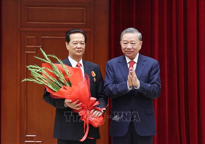 Tổng Bí thư Tô Lâm trao tặng Huân chương Sao vàng cho đồng chí Nguyễn Tấn Dũng, nguyên Uỷ viên Bộ Chính trị, nguyên Thủ tướng Chính phủ. Ảnh: Thống Nhất/TTXVN