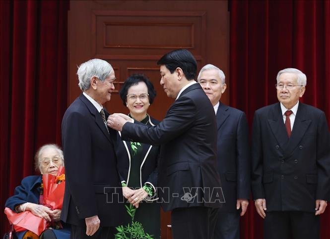 Đồng chí Lương Cường, Uỷ viên Bộ Chính trị, Chủ tịch nước trao Huy hiệu 60 năm tuổi Đảng sớm cho đồng chí Hồ Tiến Nghị, nguyên Uỷ viên Trung ương Đảng, nguyên Trợ lý Tổng Bí thư, nguyên Tổng giám đốc TTXVN. Ảnh: Thống Nhất/TTXVN