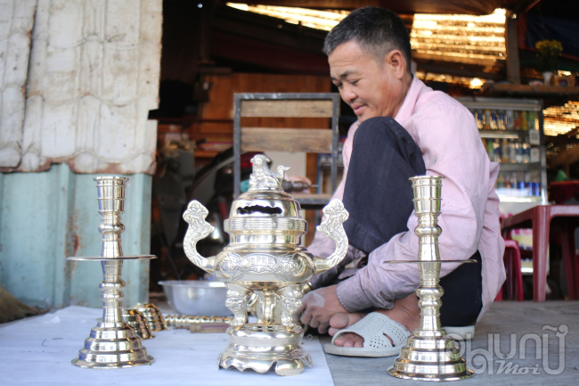 Ông Sơn cho biết: “Khi khách mang lư đồng đến đánh bóng, việc đầu tiên là kiểm tra kỹ tình trạng của bộ lư và thông báo rõ ràng với khách. Quá trình làm việc luôn đòi hỏi sự cẩn thận và tỉ mỉ trong từng chi tiết, đảm bảo bộ lư đồng sau khi hoàn thành phải sáng bóng, không bị trầy xước, biến dạng hay xảy ra nhầm lẫn. Bình thường, để hoàn thành bộ lư, tôi phải mất thời gian từ 2 - 3 tiếng. Đối với những bộ lư có họa tiết cầu kỳ, phức tạp thời gian đánh bóng cần lâu hơn”.