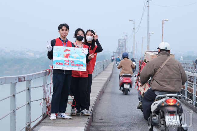 Tại Cầu Long Biên, các tình nguyện viên đã có mặt từ sáng sớm